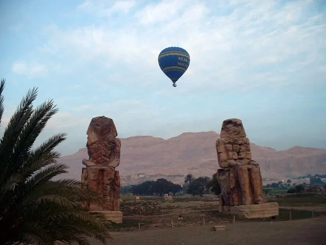 luxor hot air balloon collosi of memnon
